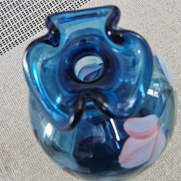 Fenton Twilight Blue hand-painted vase with floral motif - Picture 4 of 6